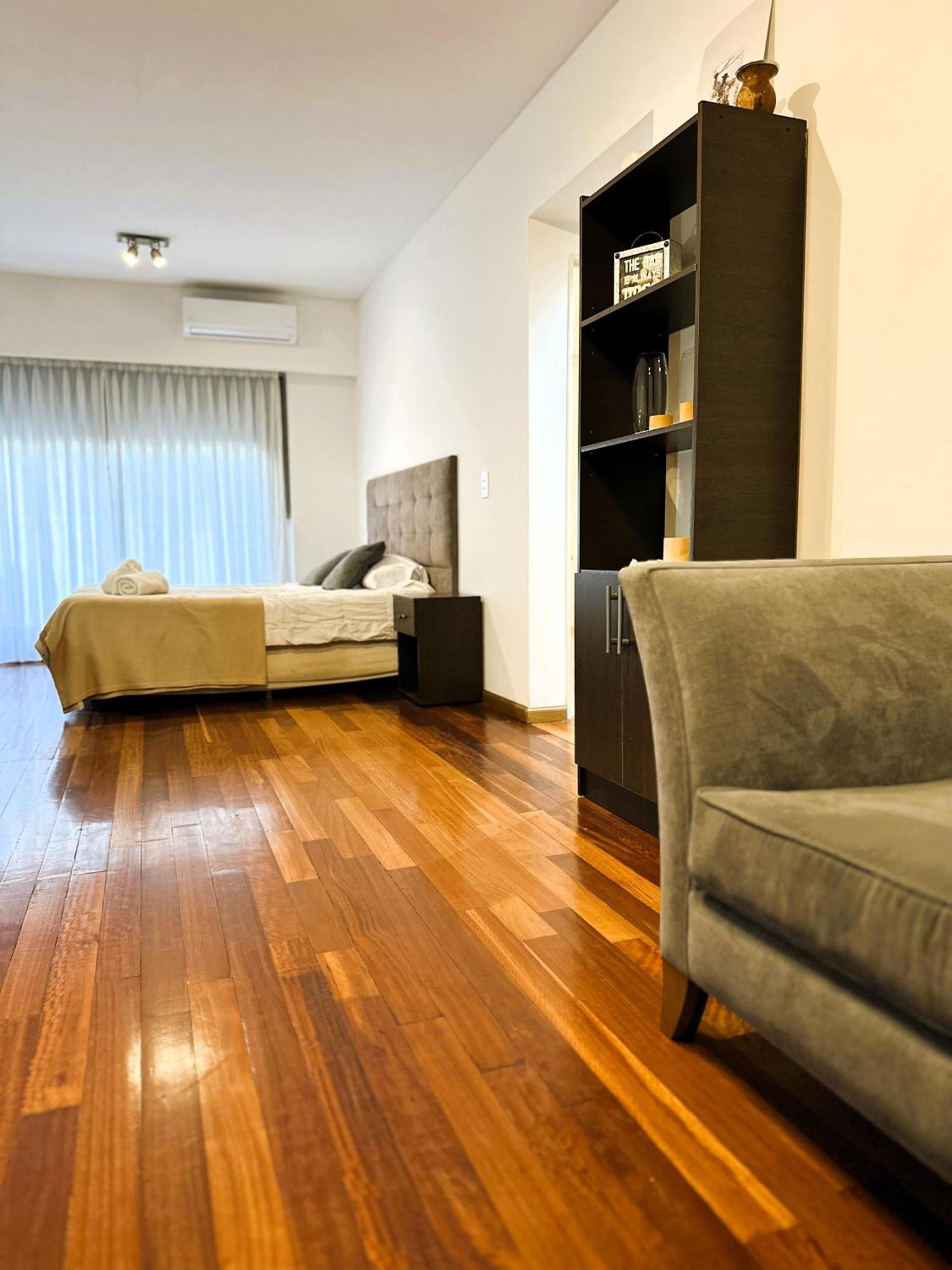 Comfortable And Spacious, Steps From Parque Heras Apartment *